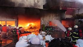 按摩椅加工廠大火。（圖／翻攝畫面）