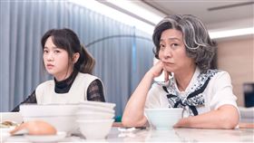 嚴正嵐（左）十分佩服楊麗音如千面女郎般的戲劇能量。（圖／華視、公視台語台提供）