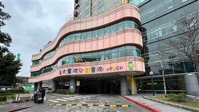 受立院陳抗波及  台大兒醫籲降低音量立法院會28日續審國會職權修法相關法案，民眾集結包圍立院周圍表達訴求。靠近立院的台大兒童醫院表示，尊重民眾意見表達，也期待抗議者互相尊重，能自我控制、降低音量，不要影響看診、住院兒童的就醫權利，是更理想情況。中央社記者沈佩瑤攝  113年5月28日