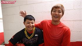 味全龍黃柏豪貢獻3安2打點，幫助國小學長王維中拿下睽違601天先發勝。（圖／翻攝自味全龍臉書）
