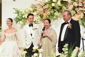 徐莉玲（右二）的兒子Eric（左二）迎娶GPLUS手機千金譚以欣（左一），婚禮上徐莉玲與老公，也就是台玻集團的林伯實（右一），站在家長位置見證小倆口的喜事。（翻攝自徐莉玲臉書）