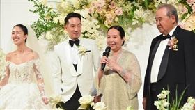 徐莉玲（右二）的兒子Eric（左二）迎娶GPLUS手機千金譚以欣（左一），婚禮上徐莉玲與老公，也就是台玻集團的林伯實（右一），站在家長位置見證小倆口的喜事。（翻攝自徐莉玲臉書）