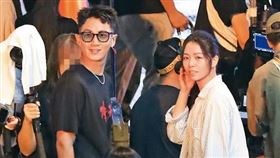 5/21 01：22 似乎聽到有人叫喚，柯震東與宋芸樺同時轉頭，合演過不只一部片的兩人果然有默契。