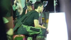 比起宋芸樺隨時都能保持心情愉快聊天，林柏宏忽然低頭坐著一語發，不知是累了，還是在培養情緒。