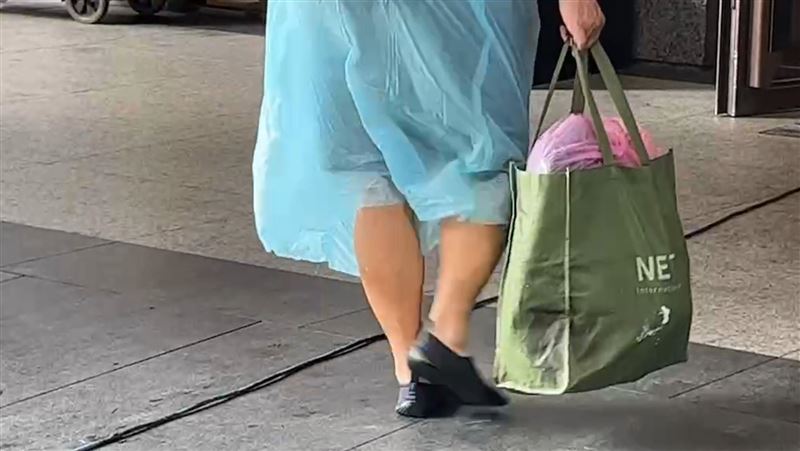 晴空匯住戶返家收細軟　無奈心情化成8字