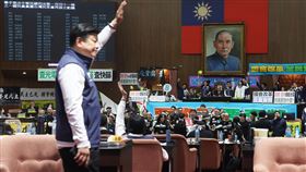 國會職權修正案  立委舉手表決立法院會28日三讀修正通過立法院職權行使法、刑法部分條文等案，明定被質詢人藐視國會最高罰新台幣20萬元等關鍵條文。圖為立法院議場內立委舉手表決情形。中央社記者趙世勳攝  113年5月29日