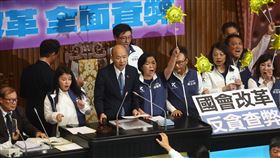 立法院職權行使法部分條文三讀立法院28日下午三讀修正通過立法院職權行使法部分條文，立法院長韓國（前左3）在混亂中敲下議事槌。中央社記者王騰毅攝 113年5月28日