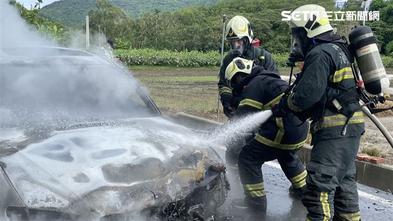 高雄火燒車！駕駛燒成焦屍飄散濃烈汽油味