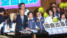 立法院職權行使法修正三讀通過立法院會28日三讀修正通過立法院職權行使法部分條文，立法院長韓國瑜（前左2）敲下議事槌。中央社記者王騰毅攝  113年5月28日