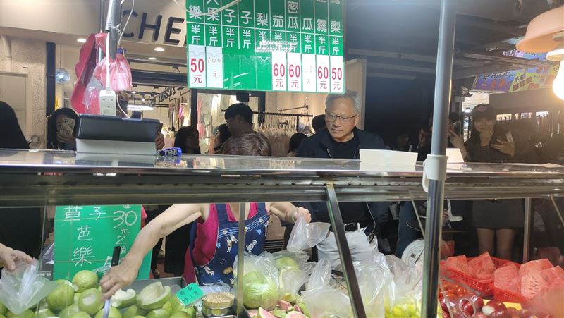 黃仁勳大推夜市水果攤 他問股票代碼多少