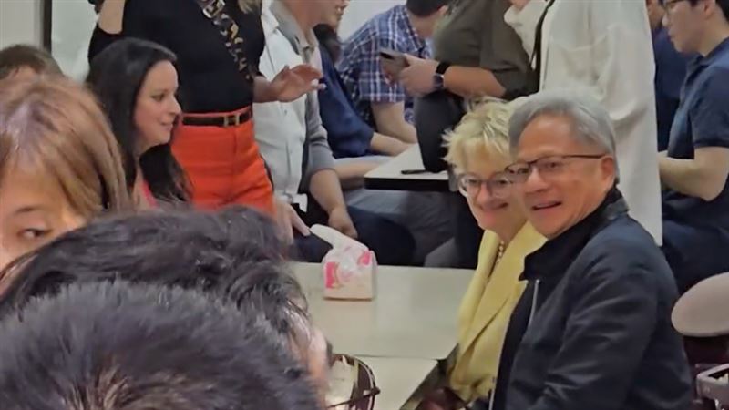逛夜市私下暖舉曝！黃仁勳要求1事網讚爆