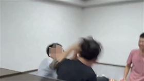 台北市西門町峨眉街麻將協會發生鬥毆事件。（圖／翻攝自《社會事新聞影音》）