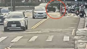 菲籍女子阿莉推著嬰兒車，遭到諸男駕駛的BMW撞擊。（圖／翻攝畫面）