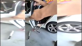  台中租車日常,棒球棍(圖/翻攝畫面)