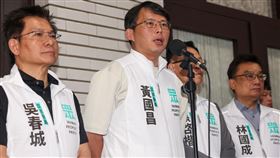 立院續審國會職權修法  民眾黨團記者會表訴求立法院會28日續審國會職權修法相關法案，民眾黨立法院黨團在進入議場前先舉行記者會，黨團總召黃國昌（左2）表示，今天將是台灣民主史上非常重要的一天，推動30年的國會改革，建立聽證調查制度、強化人事同意權的審查，希望能夠順利完成三讀。中央社記者吳家昇攝  113年5月28日