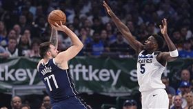▲東契奇（Luka Doncic）和艾德渥斯（Anthony Edwards）互相飆分。（圖／美聯社／達志影像）