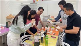 台大EiMBA學生經過不斷討論，研發出Aqua Q可保濕的水潤咖啡，左三為具咖啡杯測師資格的創辦人鍾曜羽。

