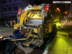 苗栗,垃圾車,追撞,車禍,清潔員,超車（圖／翻攝畫面）