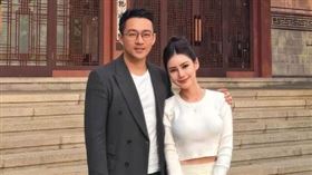 汪小菲（左）跟未婚妻Mandy（右）非常恩愛，兩人前陣子一同赴韓國出差，據了解此行是為籌備麻六記分店。（圖／翻攝自微博）