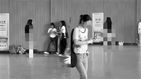 中國一所大學體育館，出現一名長髮女子脫衣裸奔。（圖／翻攝自微博）