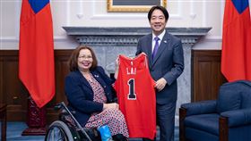 賴清德接見美國聯邦參議員達克沃絲（Tammy Duckworth）率團來訪，成員包括聯邦參議員蘇利文（Dan Sullivan）、昆斯（Chris Coons）及芭特勒 （Laphonza Butler）（圖／總統府提供）