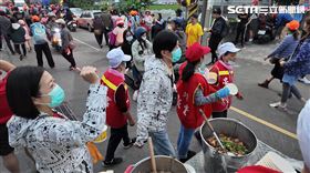 阿白與永烈協助分發點心給香燈腳（圖／翻攝自寶島神很大）