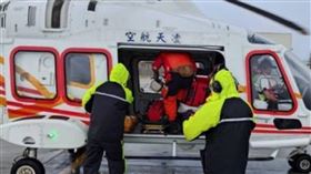 澎湖一名洪姓男子（29歲）昨天凌晨不明原因倒臥在馬路邊，一名紀姓男子開車不慎輾過洪男頭部，洪男臉部言住受創卻大難不死，已經由凌天航空直升機送往高雄榮總救治。