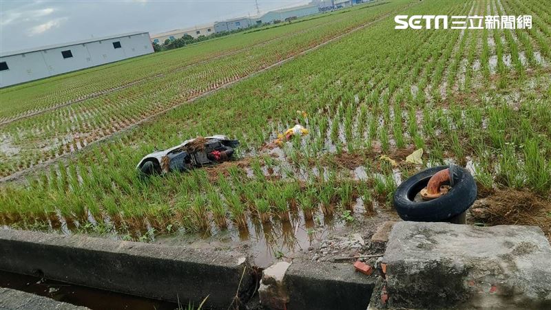 高雄驚悚車禍！女騎士噴飛　摔溝渠慘死