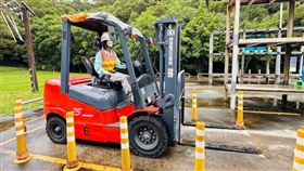勞動部桃竹苗分署輔導　女更生人考取「堆高機證照」穩定就業（圖／桃園電子報提供）