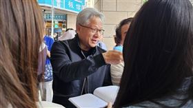 黃仁勳吃「王記府城肉粽」被民眾直擊。（圖／謝宜芳老師的營養教室授權提供）