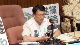 ▲0528立法院議場黃國昌直播（圖／記者楊澍攝影）