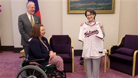 蕭美琴接見美國聯邦參議員達克沃絲（Tammy Duckworth）率領跨黨派重量級議員團訪台，成員包括聯邦參議員蘇利文（Dan Sullivan）、昆斯（Chris Coons）及芭特勒 （Laphonza Butler）（圖／總統府提供）