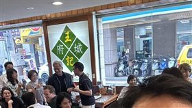 黃仁勳現身「王記府城肉粽」。（圖／翻攝自Threads「perry_huang」）