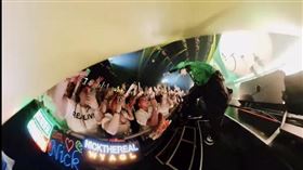 周湯豪唱到一半被攝影機撞飛差點跌落舞台。（圖／翻攝自周湯豪IG）