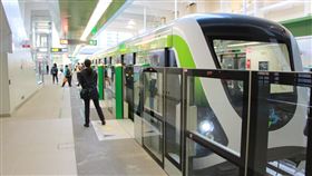 台中捷運綠線恢復試營運中捷綠線於民國109年11月16日啟動試營運，試營運第6 天就發生聯結器軸心斷裂事件，暫停試營運。經過多月檢討、修配、測試，25日恢復免費搭乘試營運。中央社記者蘇木春攝  110年3月25日