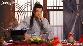 白敬亭劇中飾演長期受胃疾困擾的六少主。(圖／八大提供)