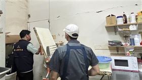 中市1烘焙店遭爆環境髒亂  食安處派員稽查台中市西屯區1家蛋糕烘焙店遭離職員工爆料廚房環境髒亂，市府食安處29日派員稽查，發現有食材未覆蓋及離地放置、病媒出沒蹤跡等不符合食品良好衛生規範準則等項目，已責令業者限期改善，後續將派員複查。（台中市政府提供）中央社記者郝雪卿傳真  113年5月29日