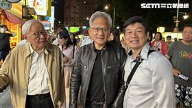 輝達（NVIDIA）執行長黃仁勳、台積電（2330）創辦人張忠謀、廣達（2382）董事長林百里等AI大咖，今（29）日再訪超難訂私廚「鄒記食舖」，結束後竟續攤寧夏夜市吃蚵仔煎。（圖／寧夏夜市榮譽會長提供）