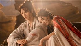 楊冪、龔俊在《狐妖小紅娘月紅篇》中上演人妖虐戀。（圖／iQIYI國際站提供）