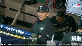▲台鋼雄鷹總教練洪一中，看到子弟兵連續3次界外飛球出局笑出來。（圖／翻攝自CPBLTV）