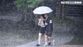 大雨,雨,下雨,雨天,降雨,天氣,氣象,路人。（圖／記者鄭孟晃攝影）