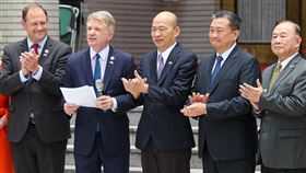 韓國瑜接見麥考爾訪團一行（2）美國聯邦眾議院外交委員會主席麥考爾（Michael McCaul）（左2）29日上午率團拜會立法院長韓國瑜（左3），並在議場前發表談話。中央社記者鄭清元攝  113年5月29日