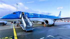荷蘭阿姆斯特丹史基浦機場（Schiphol airport），荷蘭皇家城市短途航空（KLM Cityhopper）的一架短途噴射機，翻攝自Googlemaps）