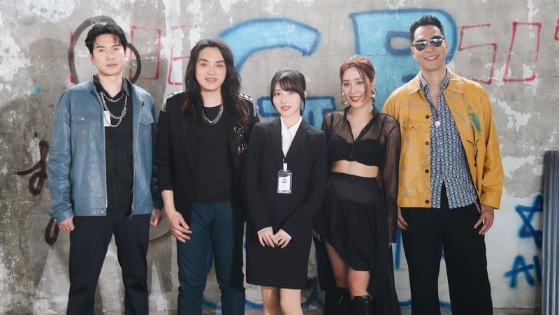 女神一粒辣穿OL　獻出第一次揭最大挑戰