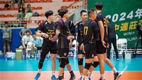 由台灣黃金時代國手為班底組成的龍邁建設隊以25：22、25：18、25：22直落三漂亮擊敗越南隊。（圖／WSVI提供）