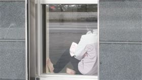 基隆一名潘姓女子（42歲）昨天與丈夫吵架後，帶著4個月大的女嬰離家出走，因無處可去，在七堵火車站大廳徘徊，清潔人員得知情況後，不忍女嬰跟著媽媽在外流浪，因此報警求助。