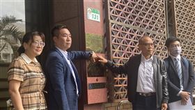 品保協會理事長張永成今日在律師陪同下按鈴申告。（圖／記者楊晏琳攝影）