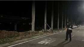 麻豆國中因不明原因，整片圍牆竟開始大面積崩落，場面相當驚悚。（圖／翻攝畫面）