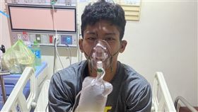 苗栗興華高中，角力選手，林雅各，晨訓前路過民宅火警，冒險6度衝入火場，救出受困7旬老翁(圖／翻攝畫面)