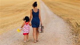 母女，牽手，散步，（示意圖／翻攝自Pixabay）
